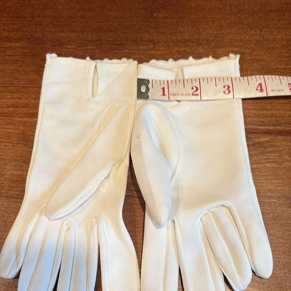 Elegant White Ivory Vintage 50s Gloves wrist length with embroidered Trim Sz 7